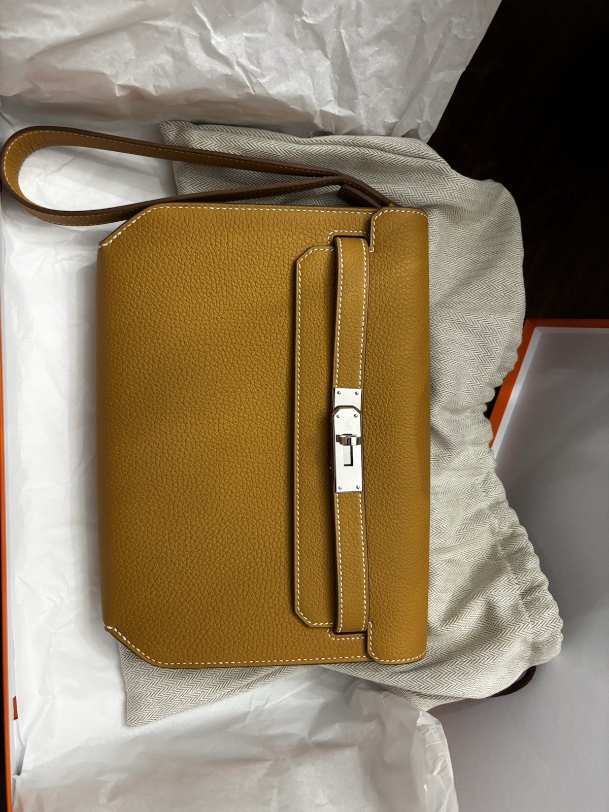 Rare & Discontinued: Hermès Kelly Dépêches Pouch 25 - Sand Brown Rare & Discontinued: Hermès Kelly Dépêches Pouch 25 - Sand Brown