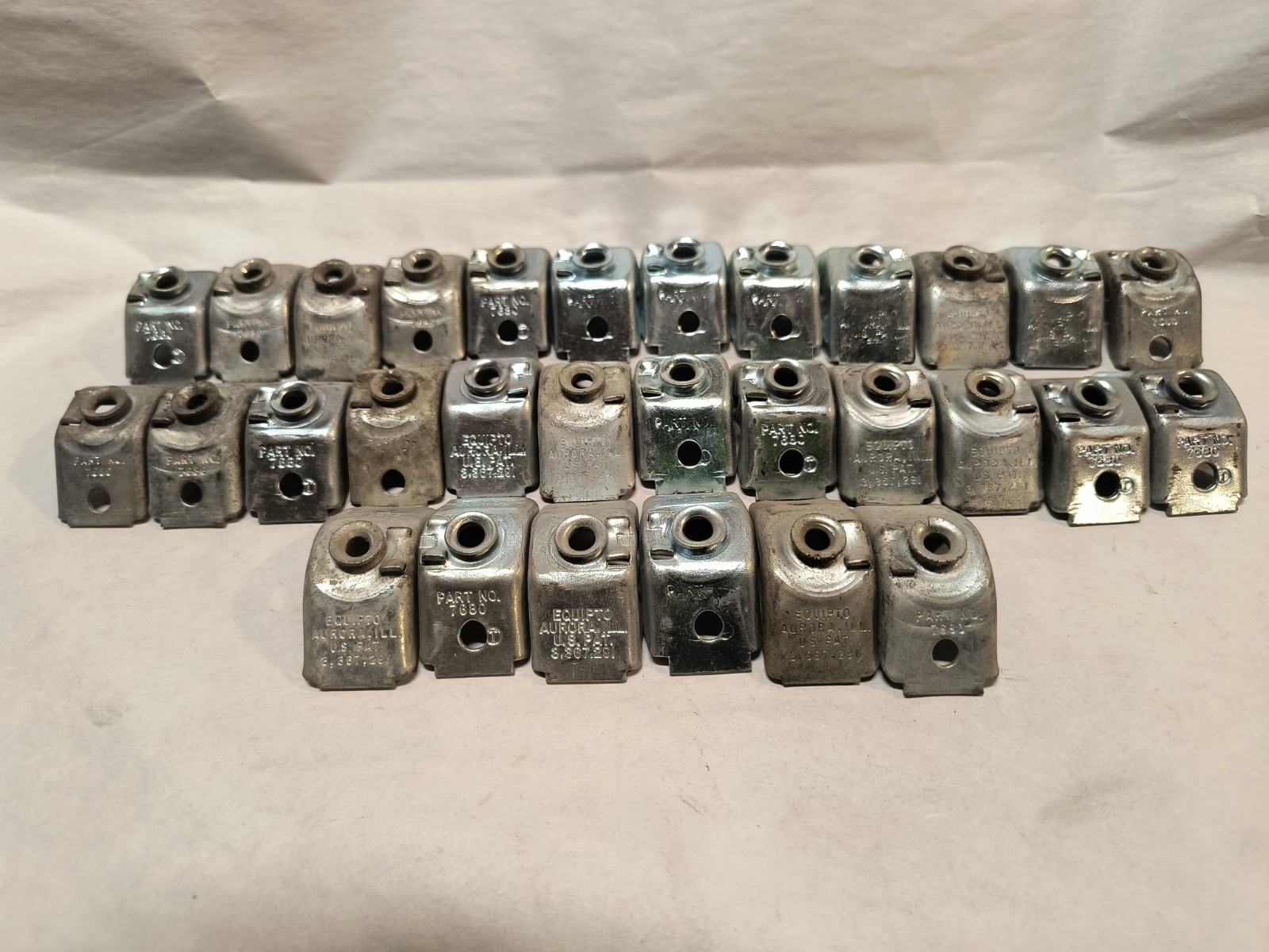 Equipto 7680 V-Grip Shelf Clips Heavy Duty Commercial Steel Lot of 32 Vintage