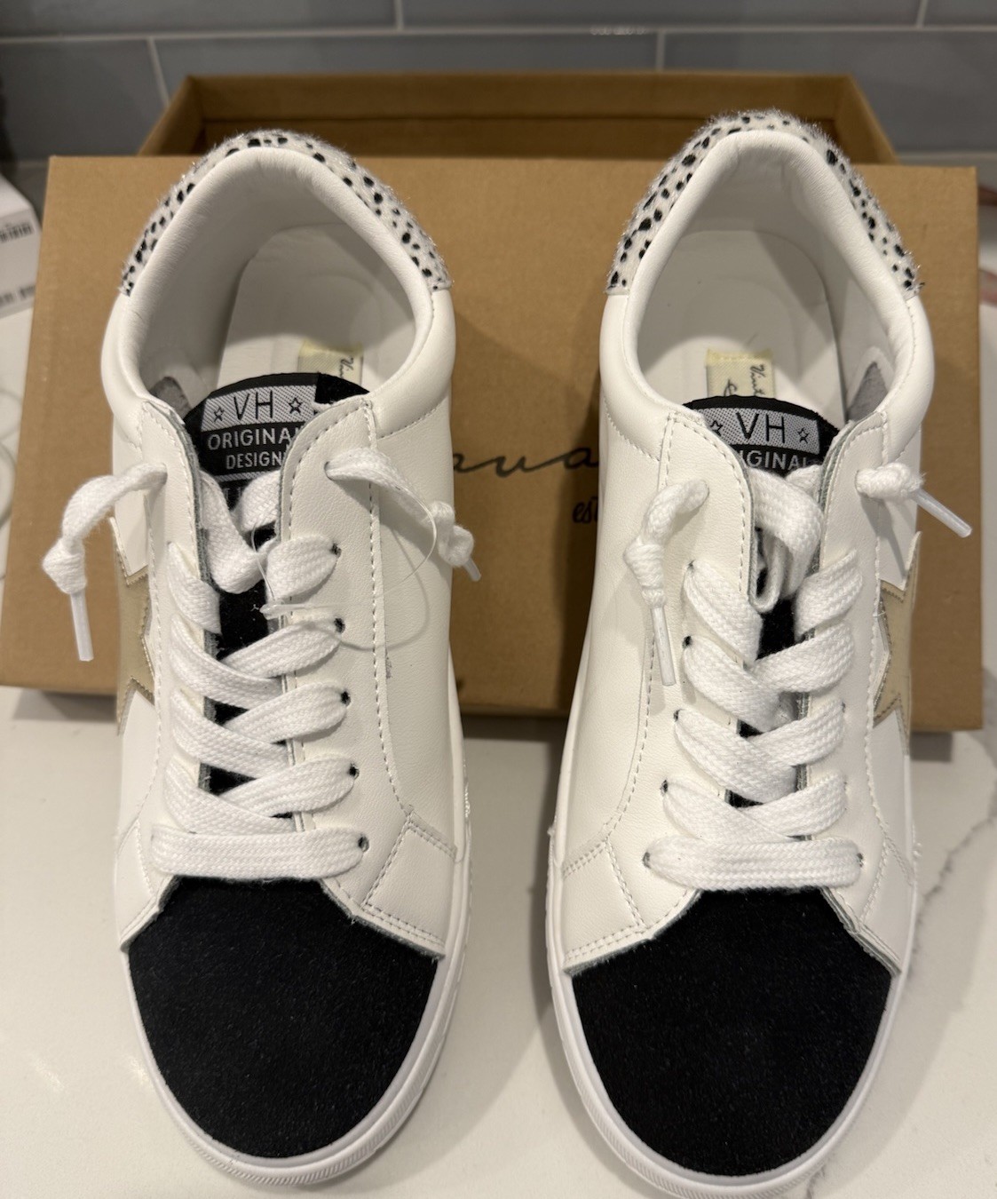 Vintage Havana Women\'s Size 8.5 Black & White Star Sneakers