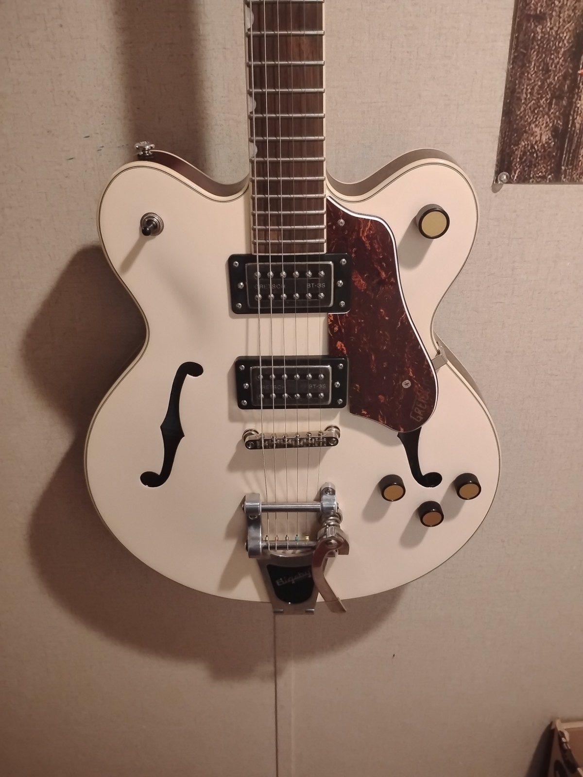 Gretsch G2622T Streamliner Double Cut Semi-Hollow Vintage White Electric Guitar Gretsch G2622T Streamliner Double Cut Semi-Hollow Vintage White Electric Guitar