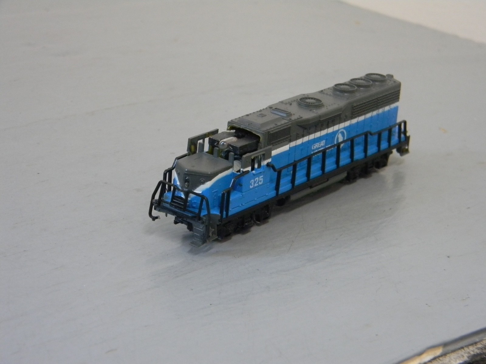 N SCALE LOCOMOTIVE GREAT NORTHERN 3101 RUNS AND LIGHTS NEEDS COUPLERS. CAB ROOF N SCALE LOCOMOTIVE GREAT NORTHERN 3101 RUNS AND LIGHTS NEEDS COUPLERS. CAB ROOF