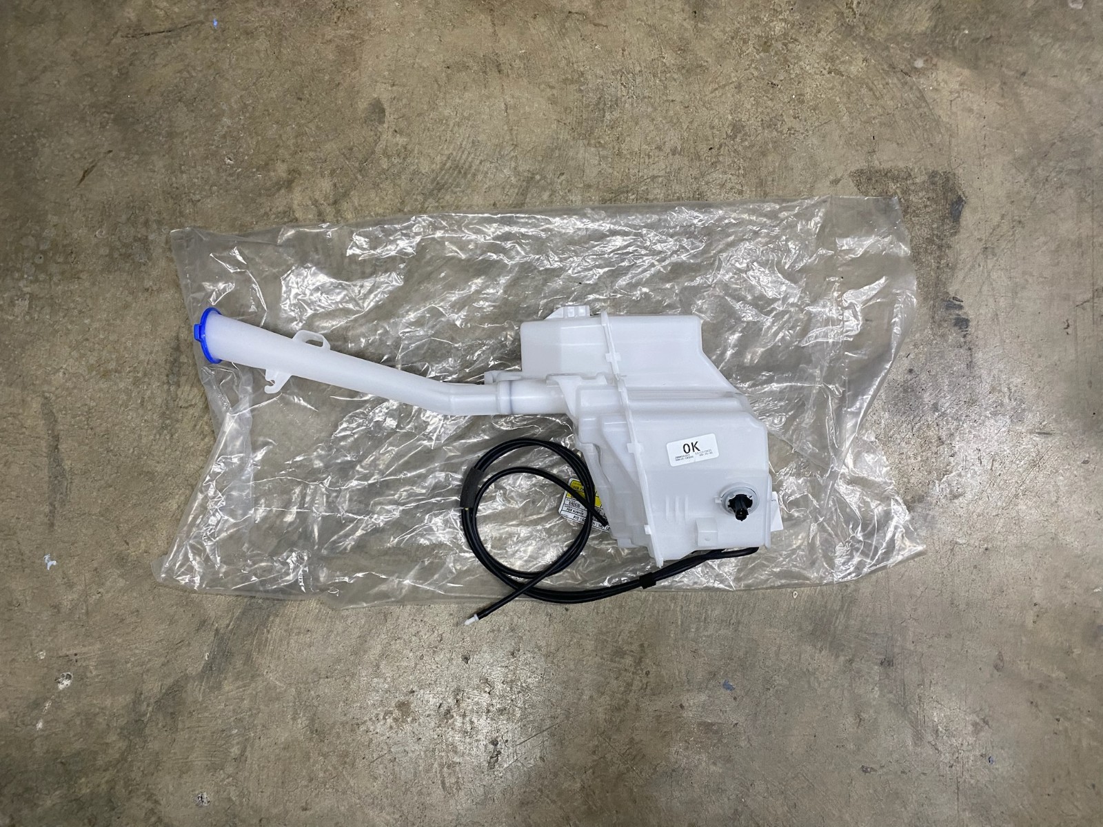 NEW 2022-2025 HYUNDAI TUCSON WINDSHIELD WASHER RESERVOIR TANK W/ FILLER NECK OEM