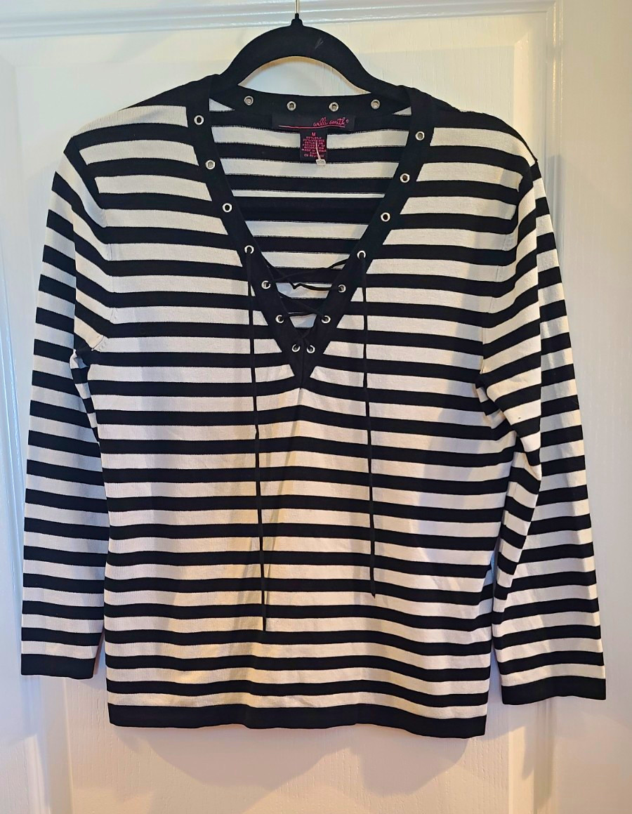 Willi Smith Women\'s M Black White Striped V-Neck Lace-Up Grommet Knit Sweater Willi Smith Women\'s M Black White Striped V-Neck Lace-Up Grommet Knit Sweater