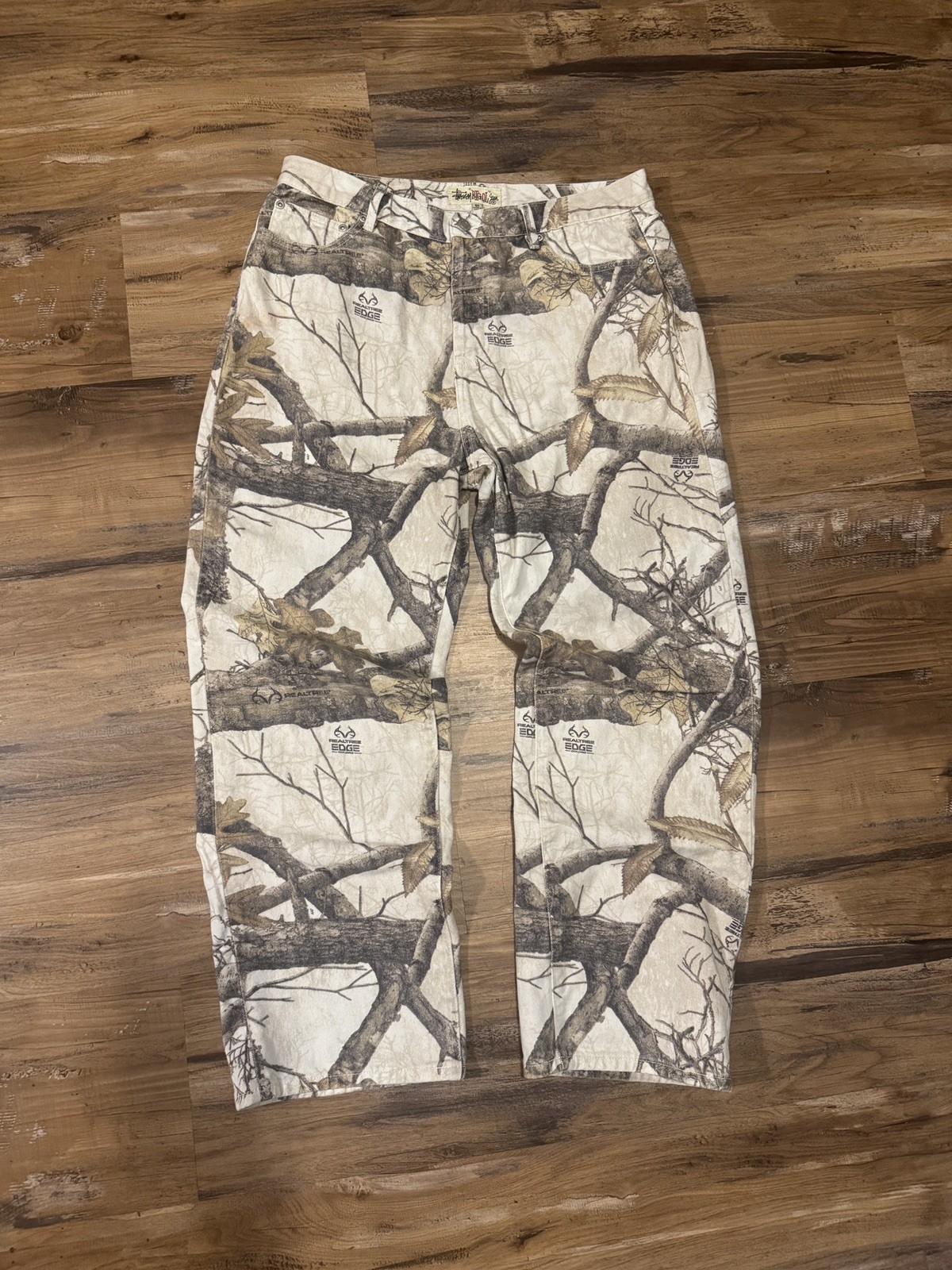 Stussy White Realtree Camo Big Ol Jeans Size 34 PRE-OWNED Stussy White Realtree Camo Big Ol Jeans Size 34 PRE-OWNED