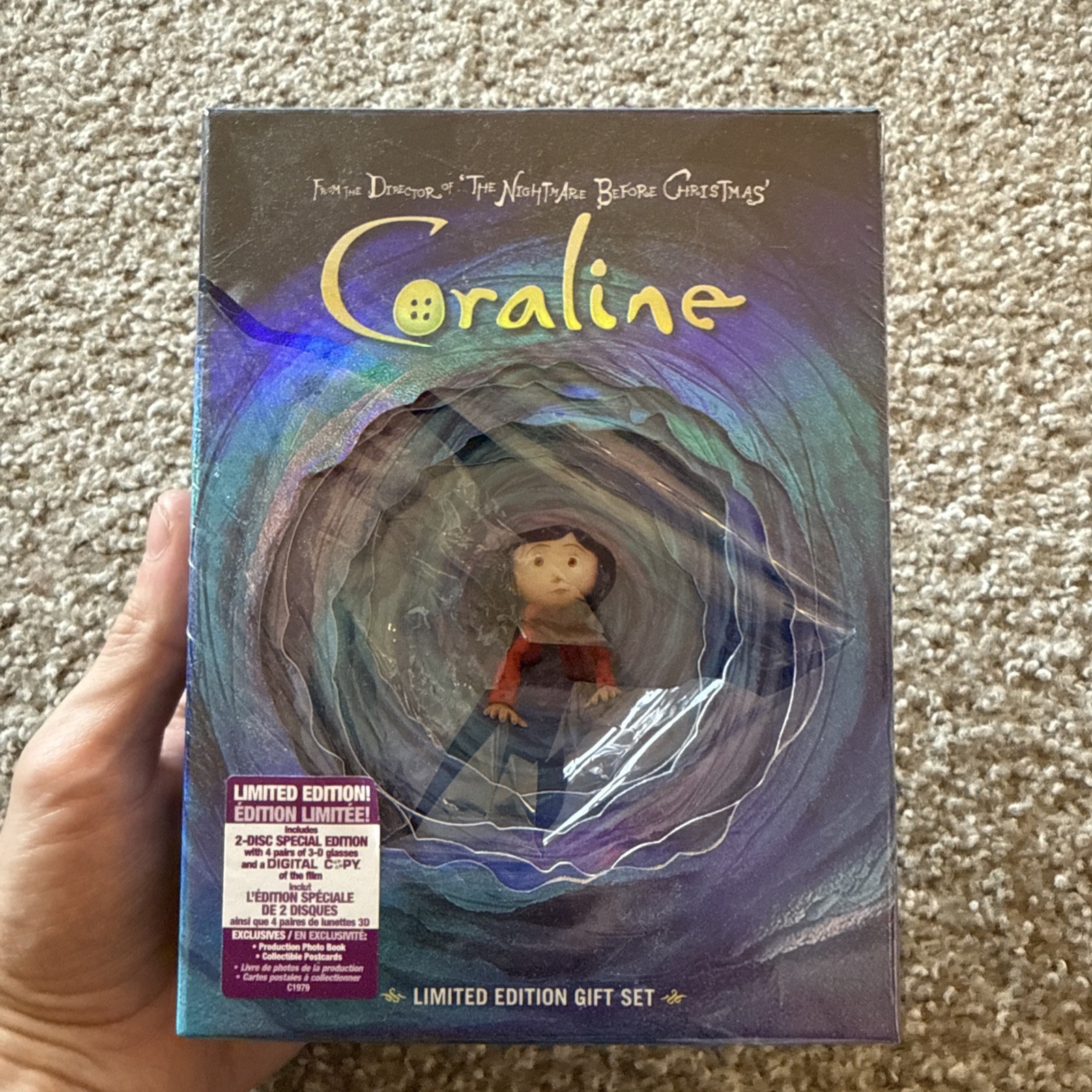 Coraline (Limited Edition Gift Set) (DVD/3D) + All Extras Coraline (Limited Edition Gift Set) (DVD/3D) + All Extras