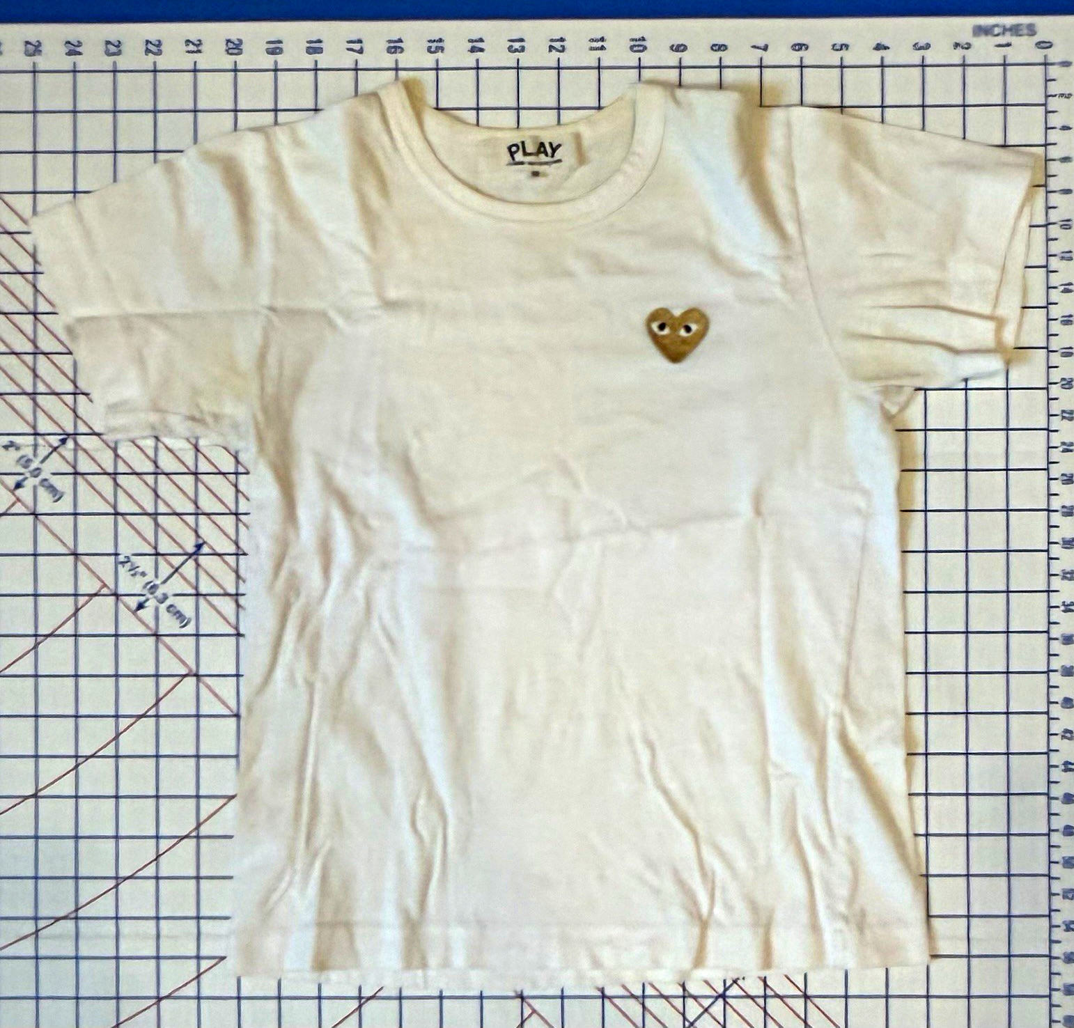 Comme des Garcons PLAY White Crew Neck Tee Gold Heart Logo Patch Size M Comme des Garcons PLAY White Crew Neck Tee Gold Heart Logo Patch Size M