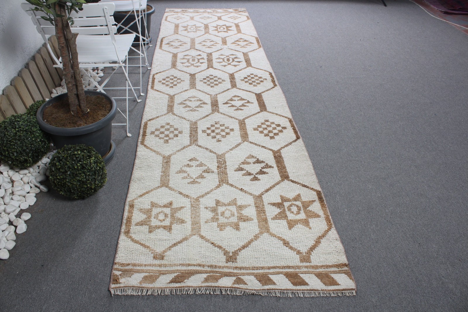 Turkish Vintage Rug 3,2x12,1 ft (98x370 cm), Herki White Wool Rug Turkish Vintage Rug 3,2x12,1 ft (98x370 cm), Herki White Wool Rug
