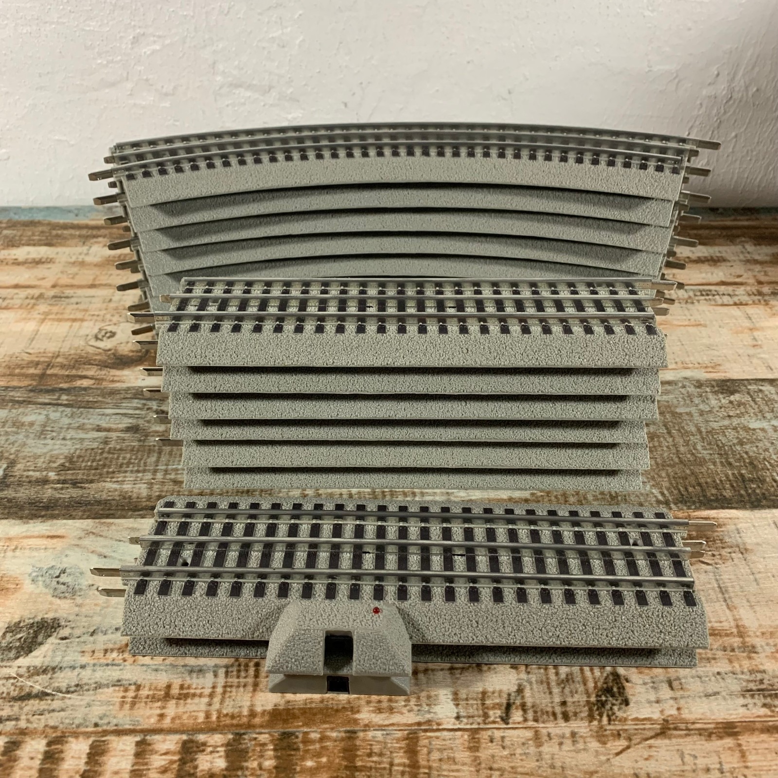 LIONEL FASTRACK LOT of 16 - 8x Curves, 8x Straights