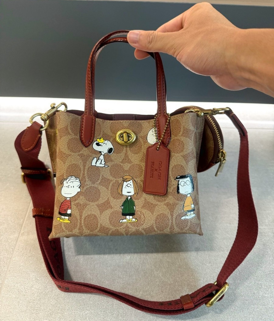 COACH X PEANUTS CBF74 Willow Tote Bag 18, Signature Canvas Removable zip pouch COACH X PEANUTS CBF74 Willow Tote Bag 18, Signature Canvas Removable zip pouch
