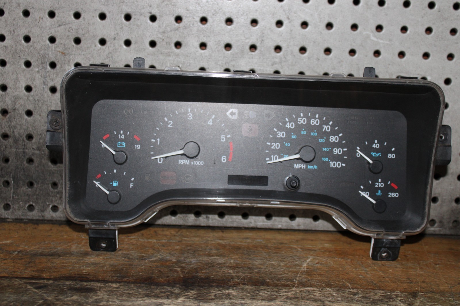 (1997 - 2000) Jeep Wrangler TJ Speedometer Gauge Cluster OEM (1997 - 2000) Jeep Wrangler TJ Speedometer Gauge Cluster OEM