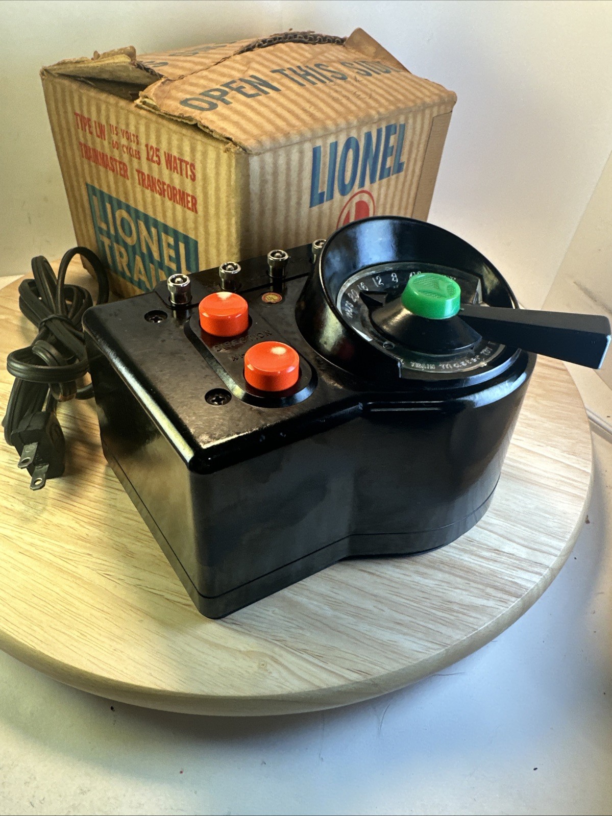 CLEAN POSTWAR LIONEL 125 WATT TYPE LW TRAIN MASTER TRANSFORMER IN ORIGINAL BOX CLEAN POSTWAR LIONEL 125 WATT TYPE LW TRAIN MASTER TRANSFORMER IN ORIGINAL BOX