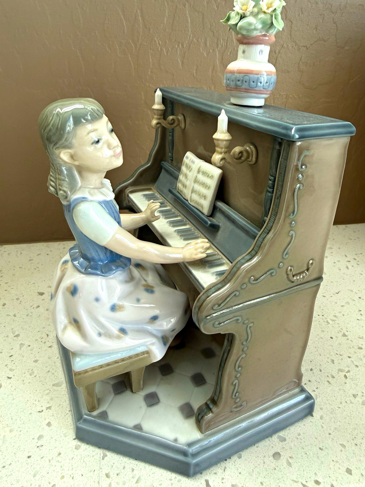 Lladro Girl Playing Piano Porcelain Figurine 5462 1987 Spain Hand Painted Signed Lladro Girl Playing Piano Porcelain Figurine 5462 1987 Spain Hand Painted Signed