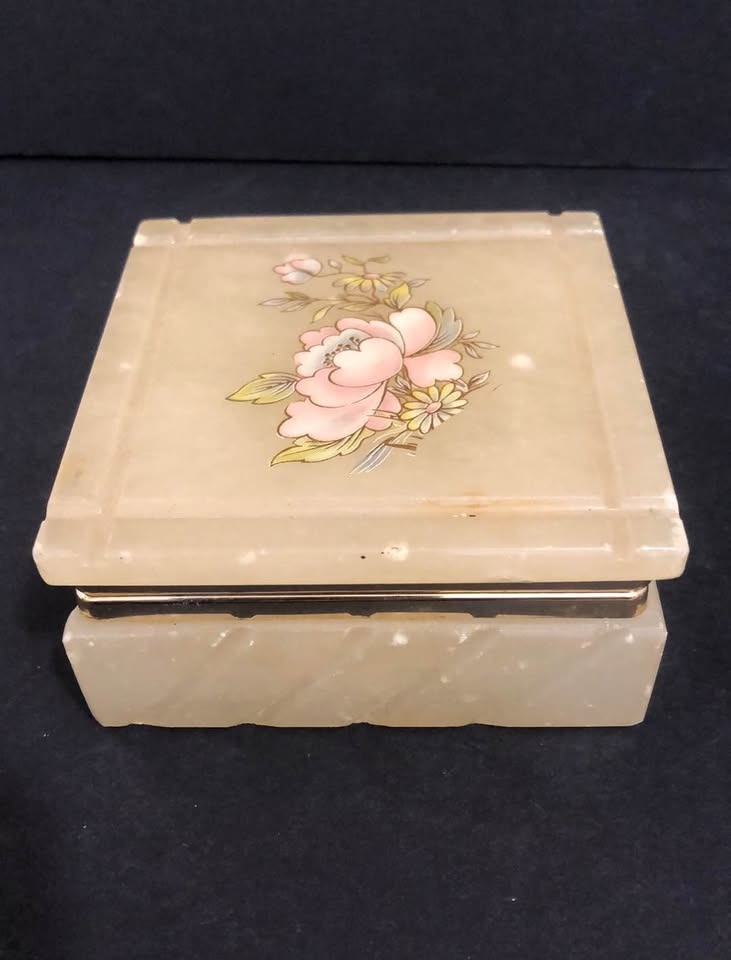 Vintage hand-carved alabaster trinket box / Vintage hand-carved alabaster trinket box /