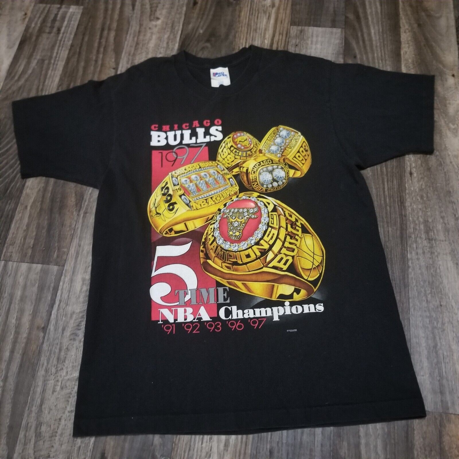 VTG CHICAGO BULLS 1997 PRO PLAYER CHAMPIONSHIP RINGS T-SHIRT L Single Stitch VTG CHICAGO BULLS 1997 PRO PLAYER CHAMPIONSHIP RINGS T-SHIRT L Single Stitch