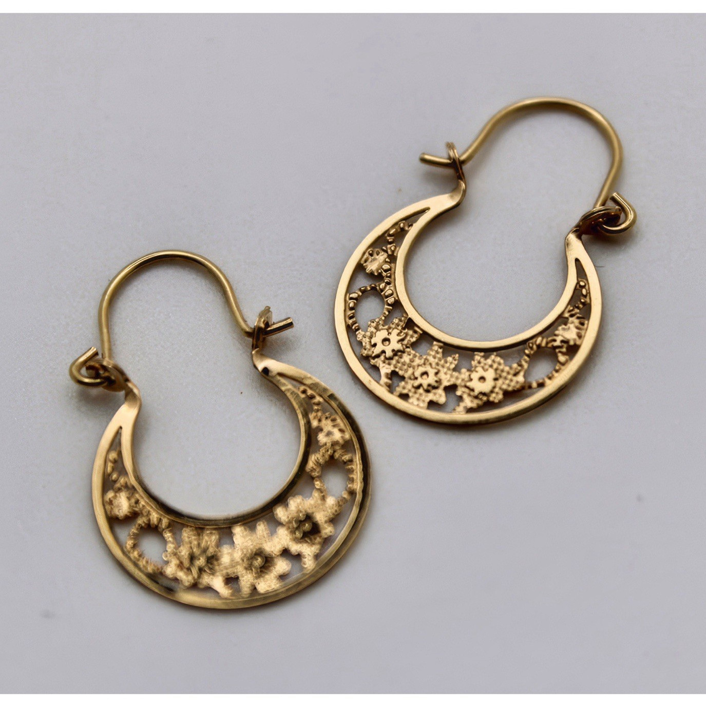 14kt Solid Gold Filigree Hoops, Dainty, Hinged Snap-Latch, Untarnished 14kt Solid Gold Filigree Hoops, Dainty, Hinged Snap-Latch, Untarnished