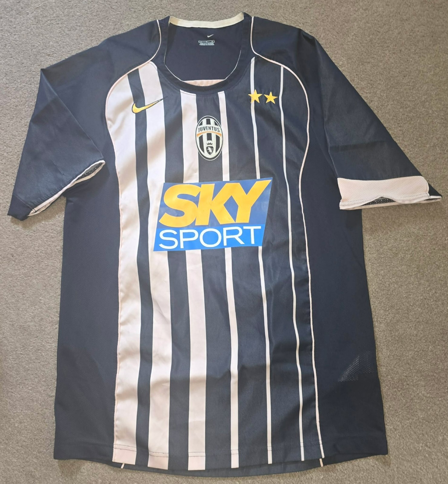 Juventus 2004/05 Nike Alternate Soccer Football Jersey Kit Small Blank Juventus 2004/05 Nike Alternate Soccer Football Jersey Kit Small Blank