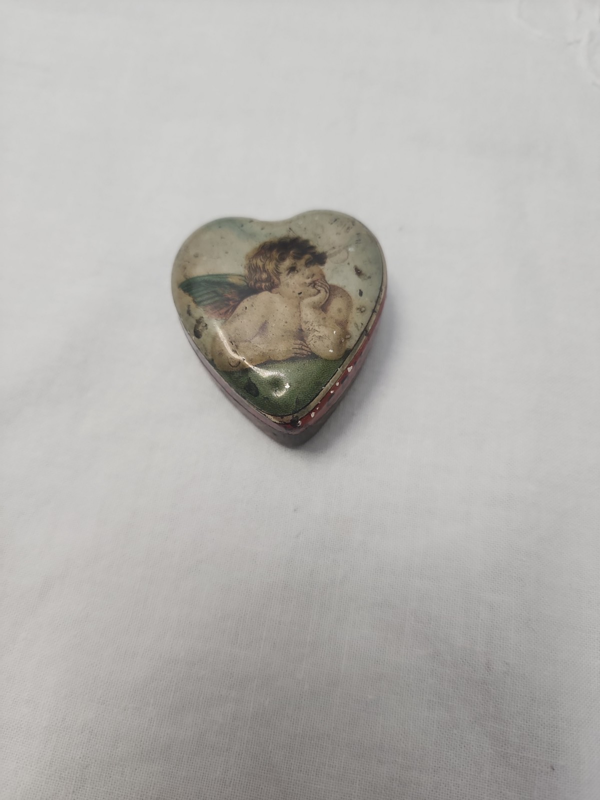 Antique tinplate powder box with cherub and Michelangelo heart, circa 1910/20 Antique tinplate powder box with cherub and Michelangelo heart, circa 1910/20