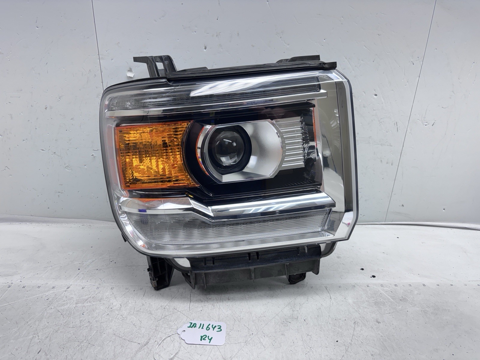 2014-2019 GMC Sierra 1500 2500 3500 Halogen LED Right OEM Headlight 23130716