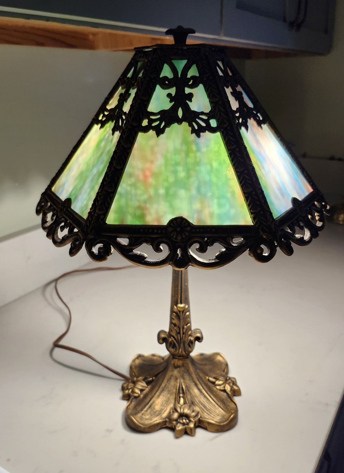 Very Pretty 6 Panel Slag Glass Table Lamp 