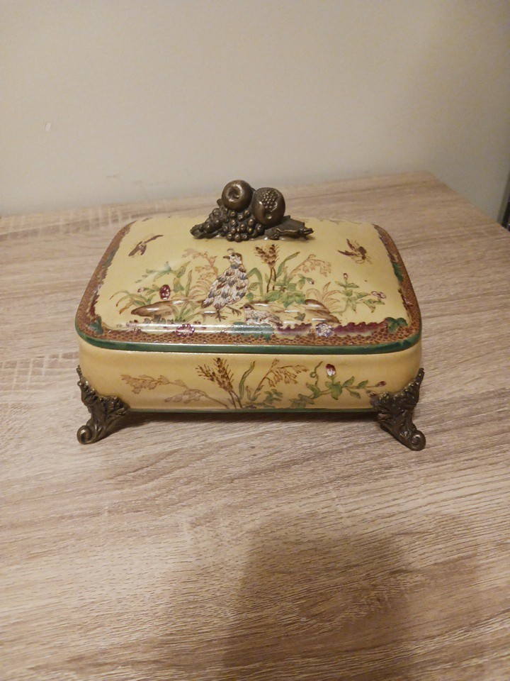 Vtg Wong Lee (WL 1895) Famille Jaune Porcelain Centerpiece Casket Jewelry Box 