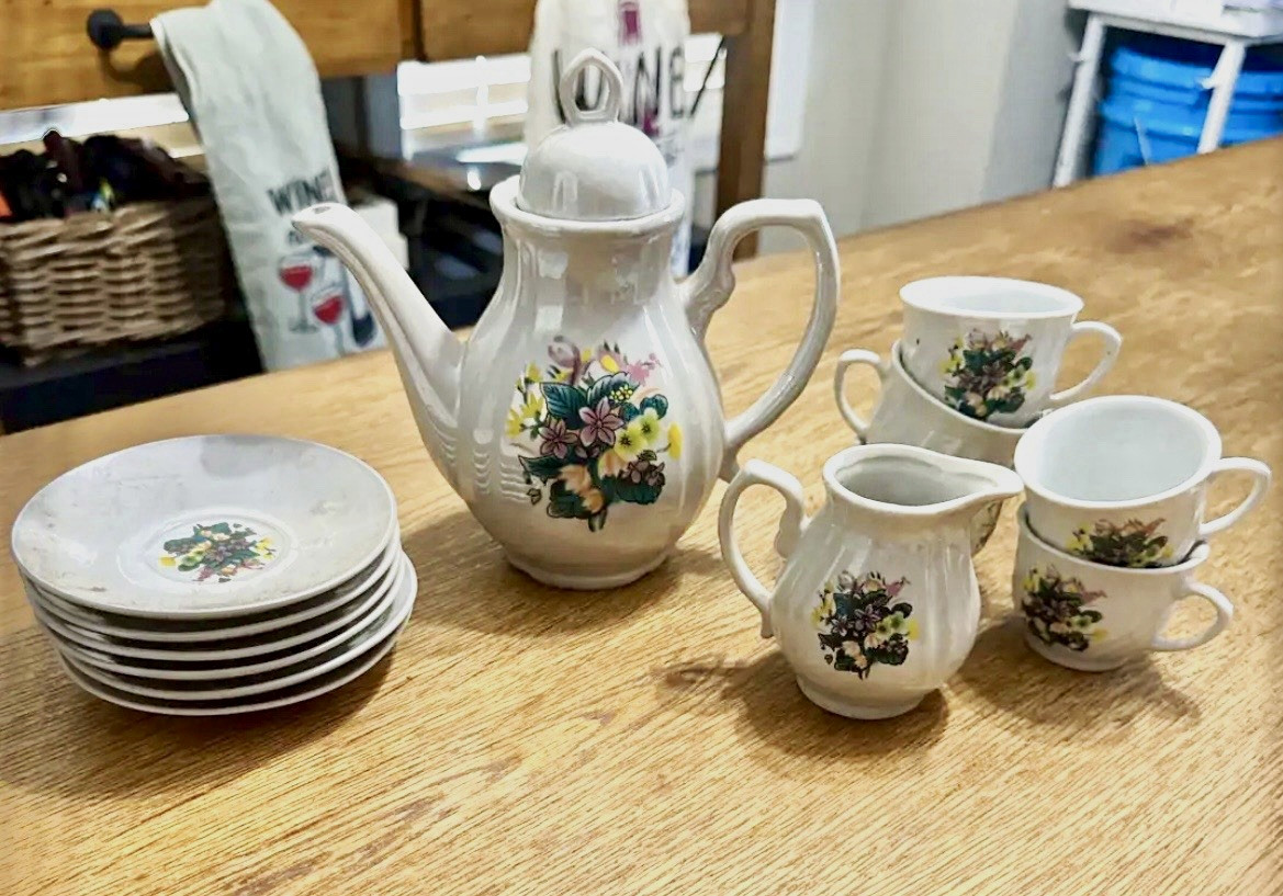 Vintage Lily Creek Floral Pattern Ceramic 14 Piece Tea Set Vintage Lily Creek Floral Pattern Ceramic 14 Piece Tea Set