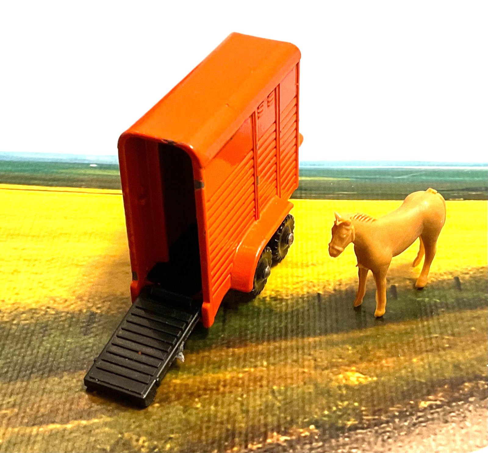 DUBLO DINKY TOYS Meccano England SMITHS HORSE TRAILER and HORSE from 073 SET