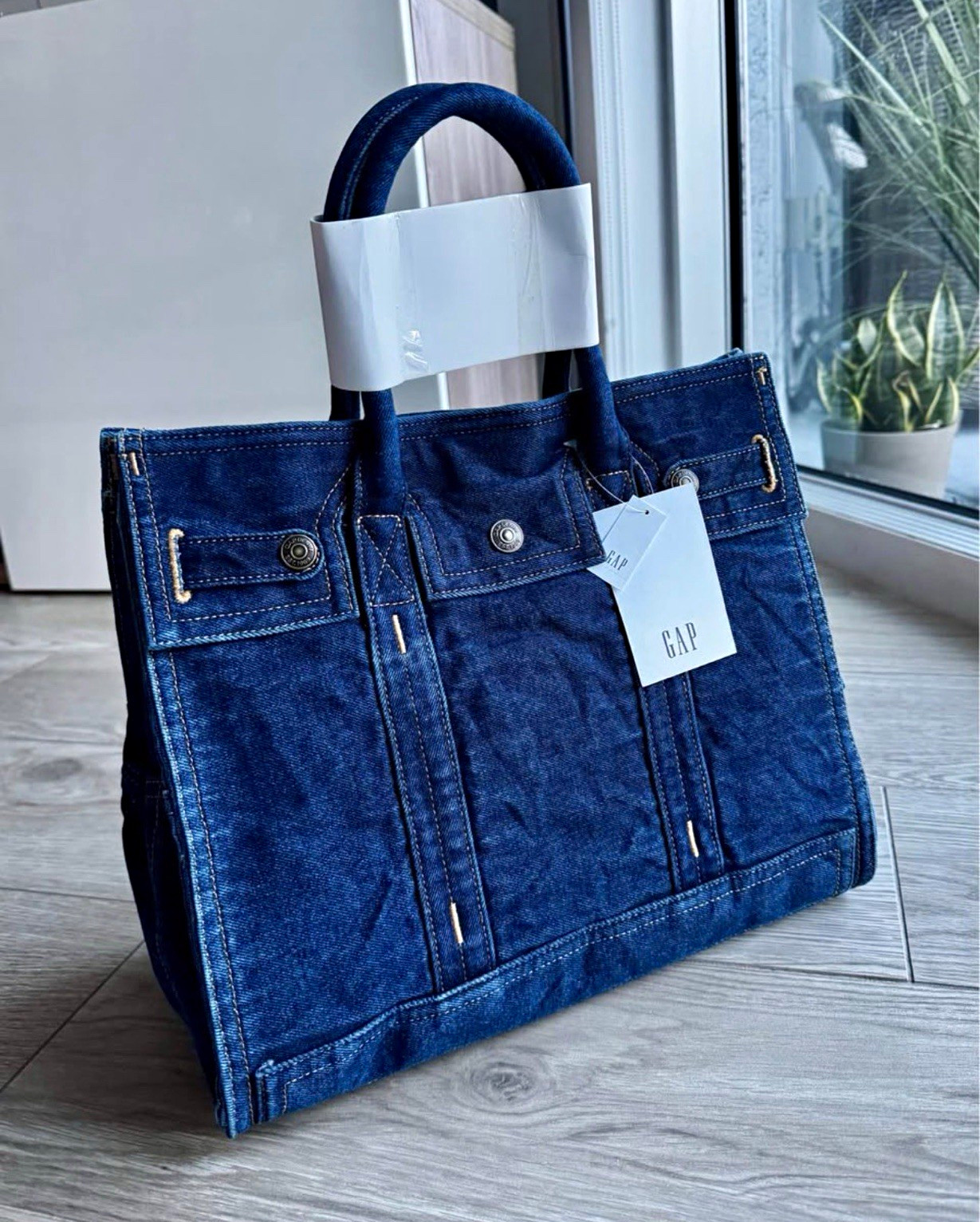 GAP Women’s Blue Tote Bag Standard Detachable Strap Snap Closure Pockets