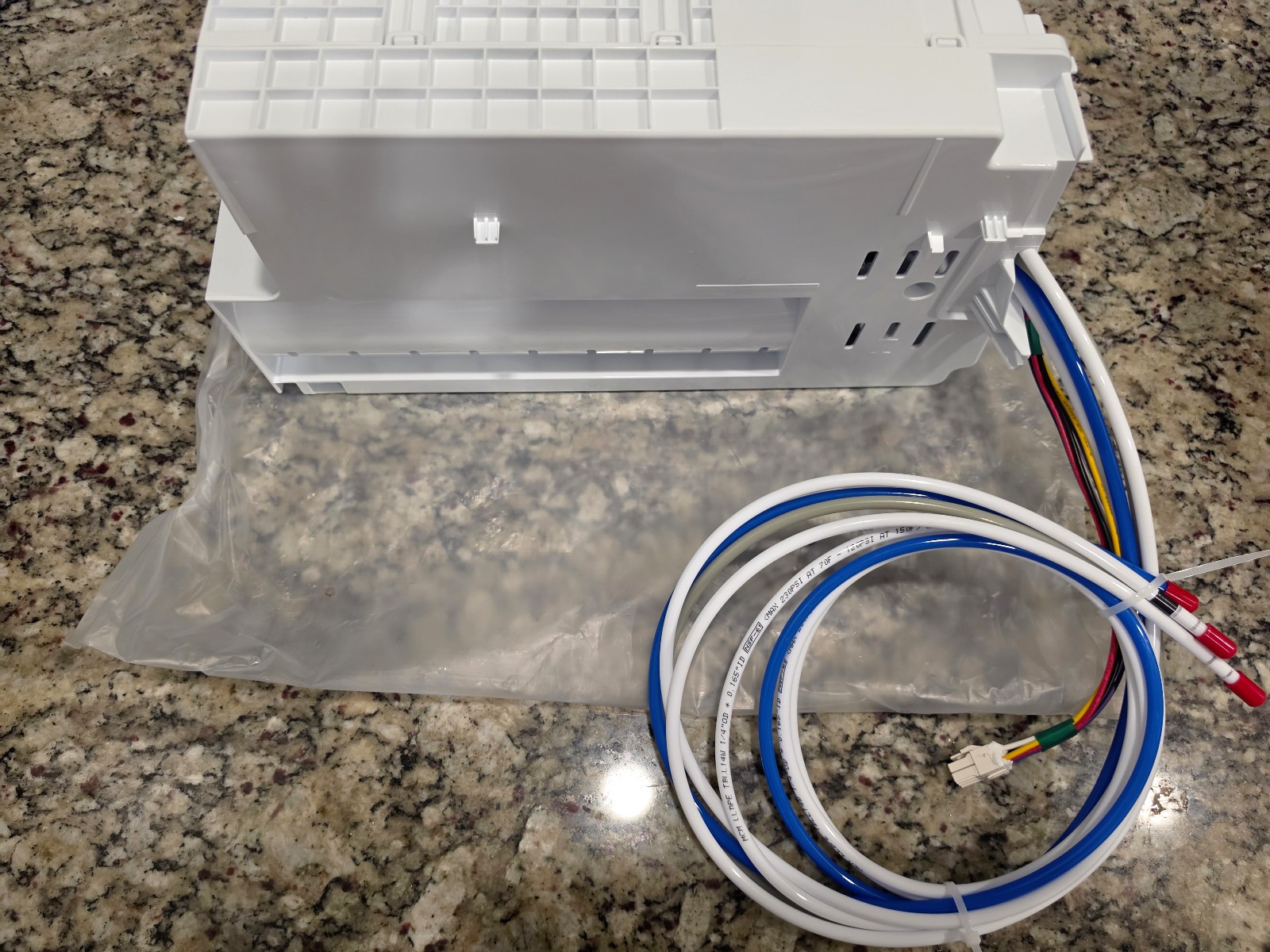 BRAND NEW MIDEA REFRIGERATOR WATER HOUSING PART # 12131000096331 BRAND NEW MIDEA REFRIGERATOR WATER HOUSING PART # 12131000096331