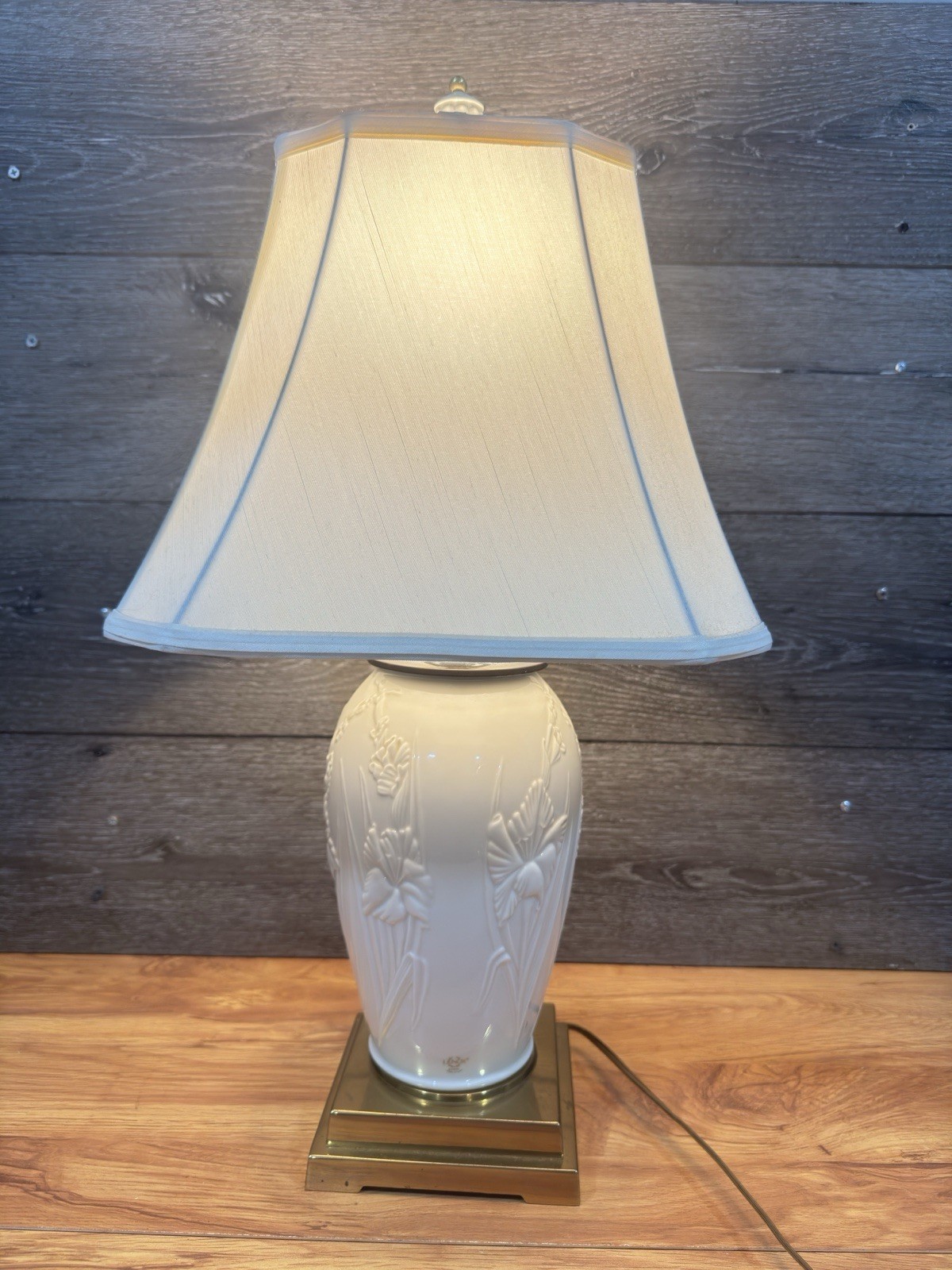 VTG Lenox Masterpiece Collection 23” Ivory Porcelain Brass Table Lamp w/Shade