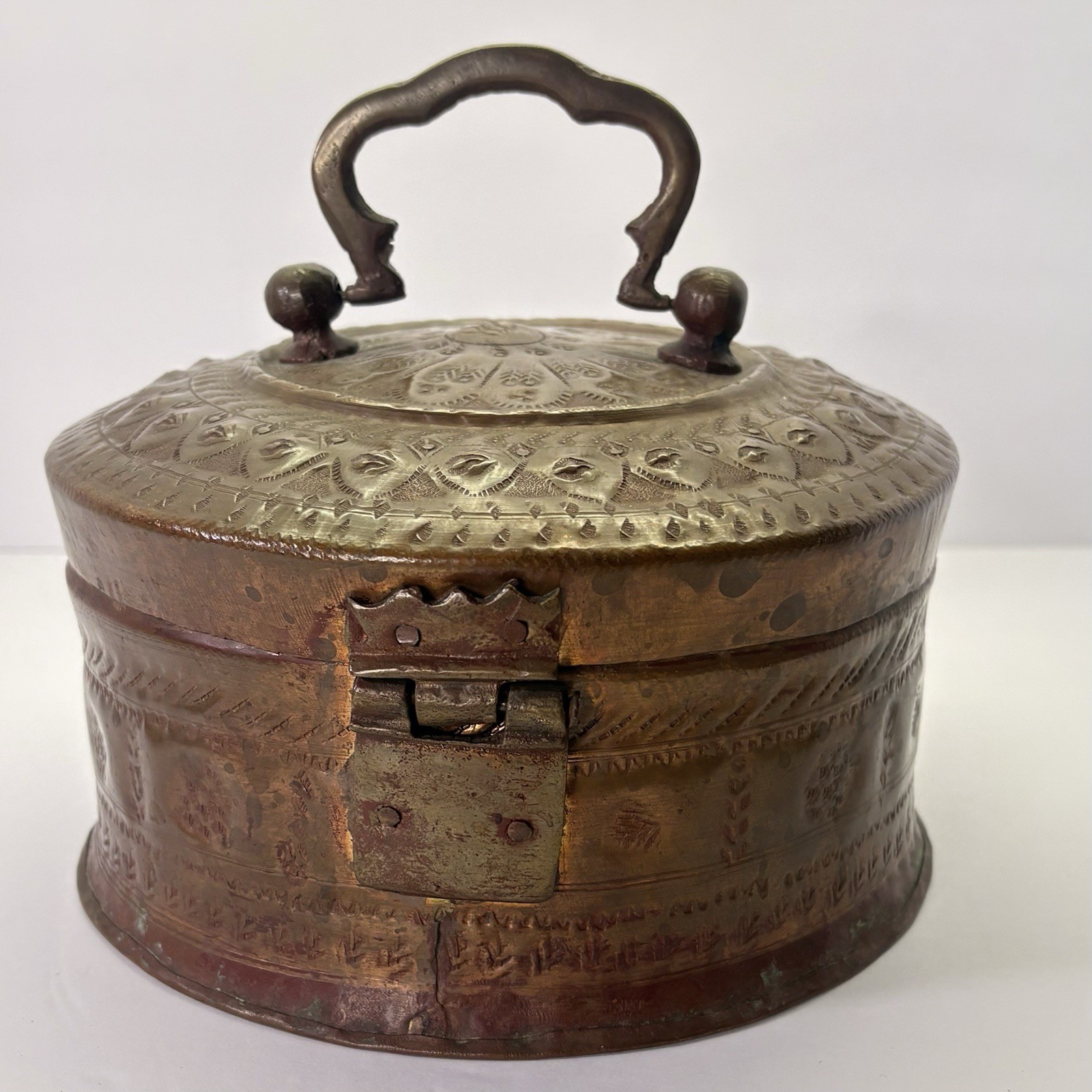 Antique Indian Folk Art Betel Nut Hammered Copper Brass Paan Daan Box w/Lid