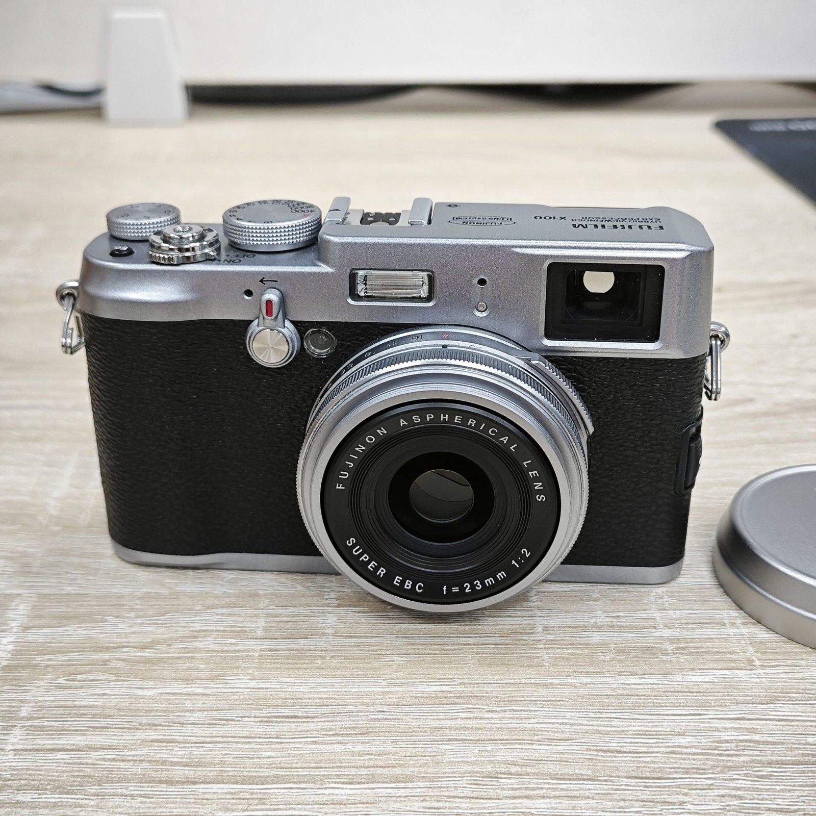 90%NEW Fujifilm X100 12.3MP APS-C CMOS Digital Camera Englis w/ battery charger