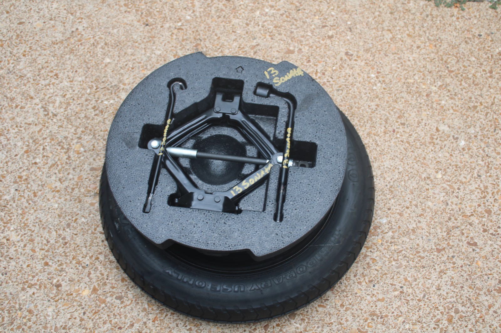 06-15 HYUNDAI SONATA COMPACT SPARE TIRE WHEEL RIM JACK KIT TOOLS T125/80D16