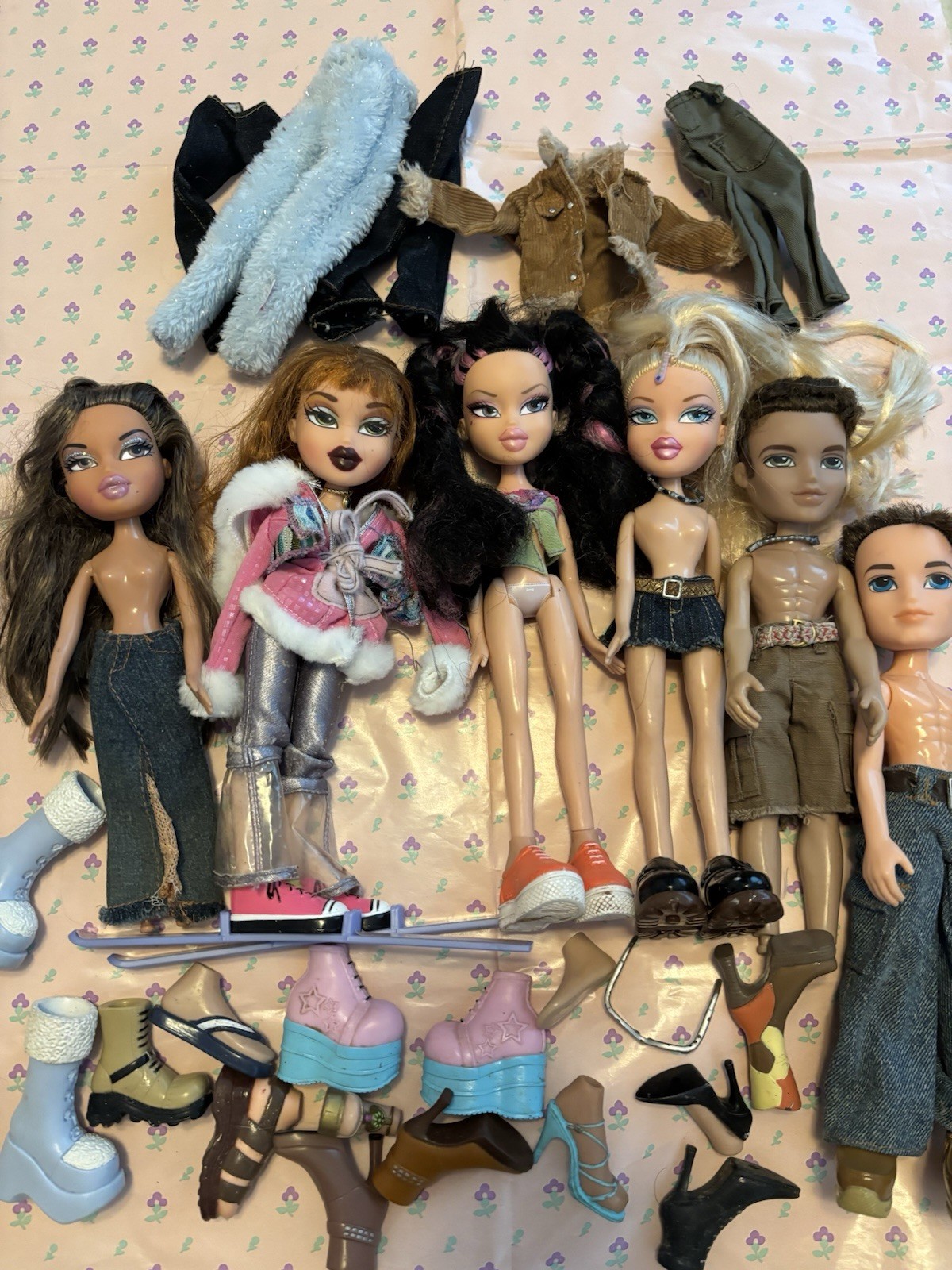Large Lot Of Vintage 2001 Y2K Bratz Doll Lot With Accessories Large Lot Of Vintage 2001 Y2K Bratz Doll Lot With Accessories