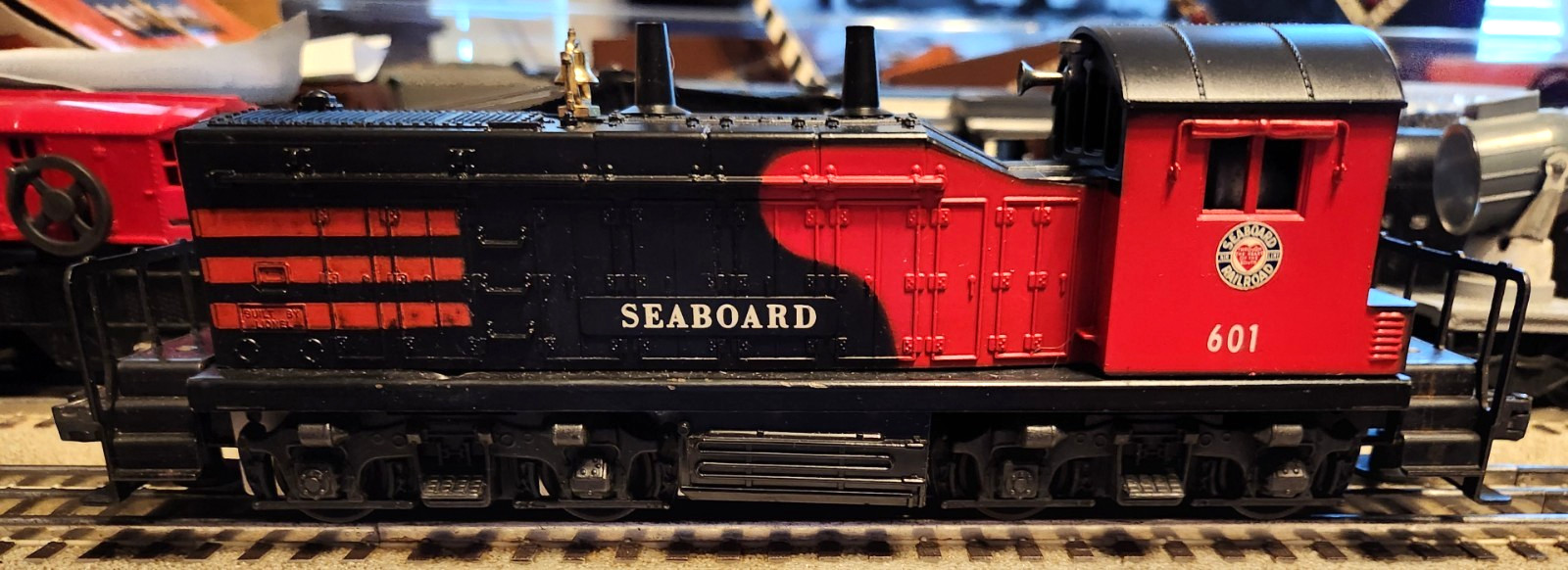 Lionel Postwar 601 Seaboard Switcher in very good condition in OB. Lionel Postwar 601 Seaboard Switcher in very good condition in OB.