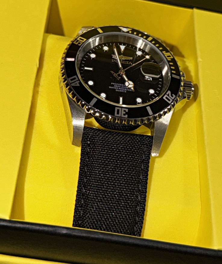 Invicta Pro Diver Men’s Quartz 40mm 200m Date Black dial leather lining with box