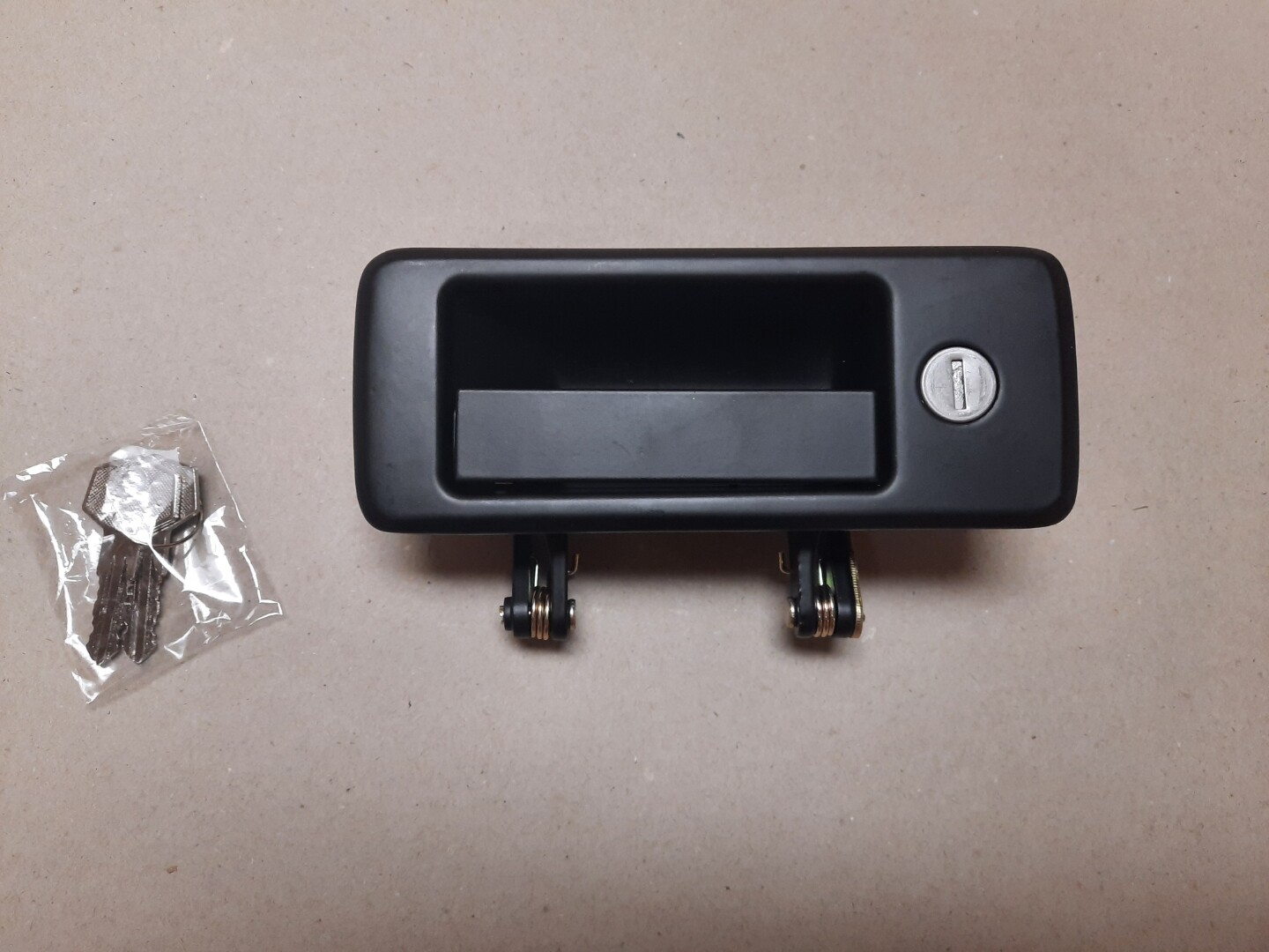M1078 M1083 RIGHT OUTER DOOR HANDLE 12417493-001 LMTV FMTV
