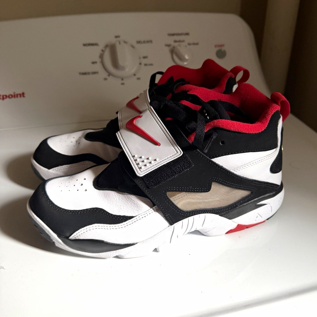 Nike Air Diamond Turf 2025 49ers Low Top Leather Sneakers FZ8224-100 Nike Air Diamond Turf 2025 49ers Low Top Leather Sneakers FZ8224-100