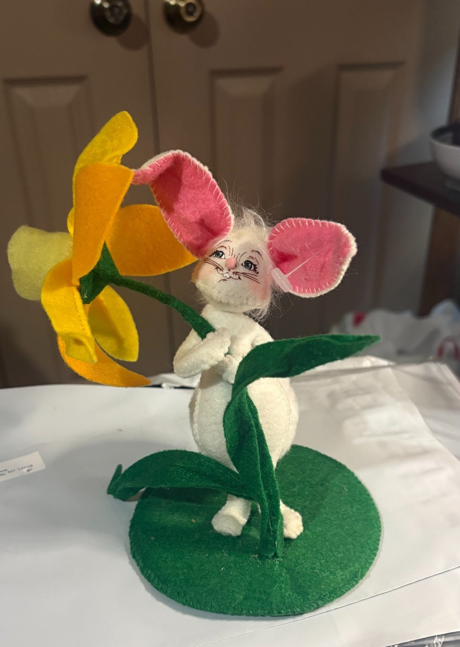 Annalee 2014 Cottontail Bunny Rabbit w/ Yellow Daffodil Flower #200514. Easter