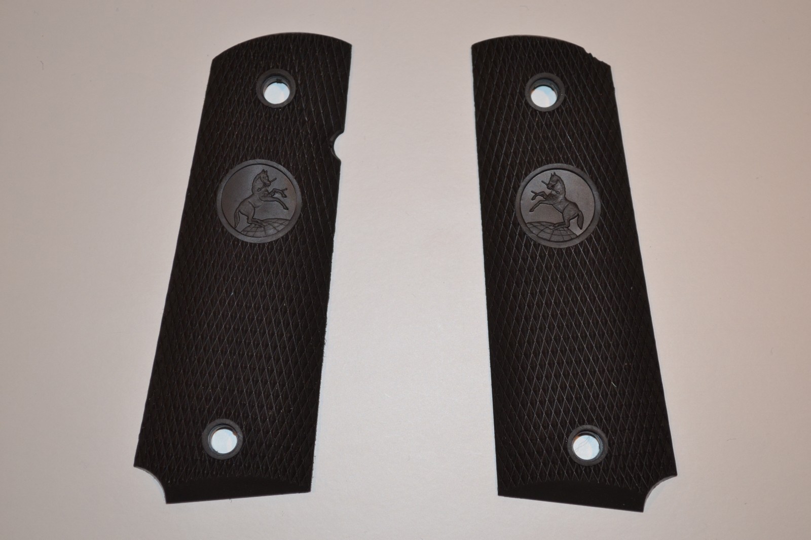 OEM FACTORY NEW COLT 1911 1991 GOVERNMENT BLACK RUBBER GRIPS W RAMPANT COLT OEM FACTORY NEW COLT 1911 1991 GOVERNMENT BLACK RUBBER GRIPS W RAMPANT COLT