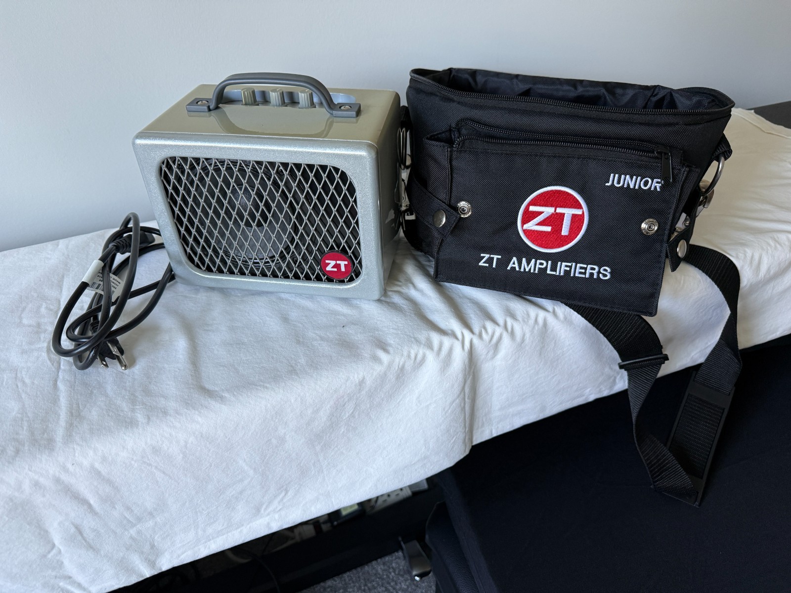 ZT LUNCHBOX Junior LBJ1 Guitar Amp WITH Carrying Case Works and Sounds Great