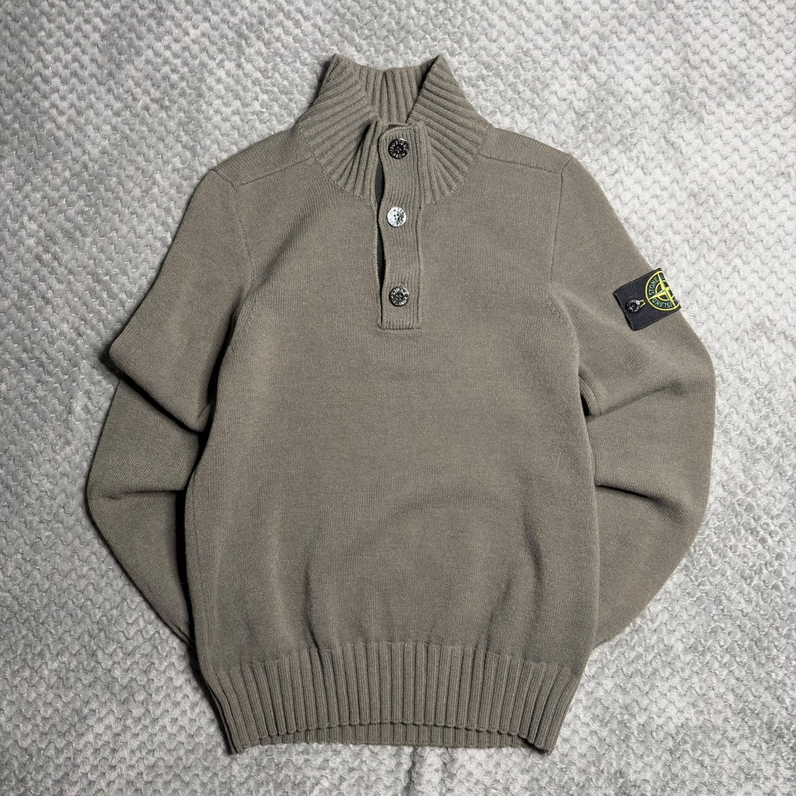 Stone Island Ribbed Collar Knit Sweater – Taupe/Green – Badge Detail