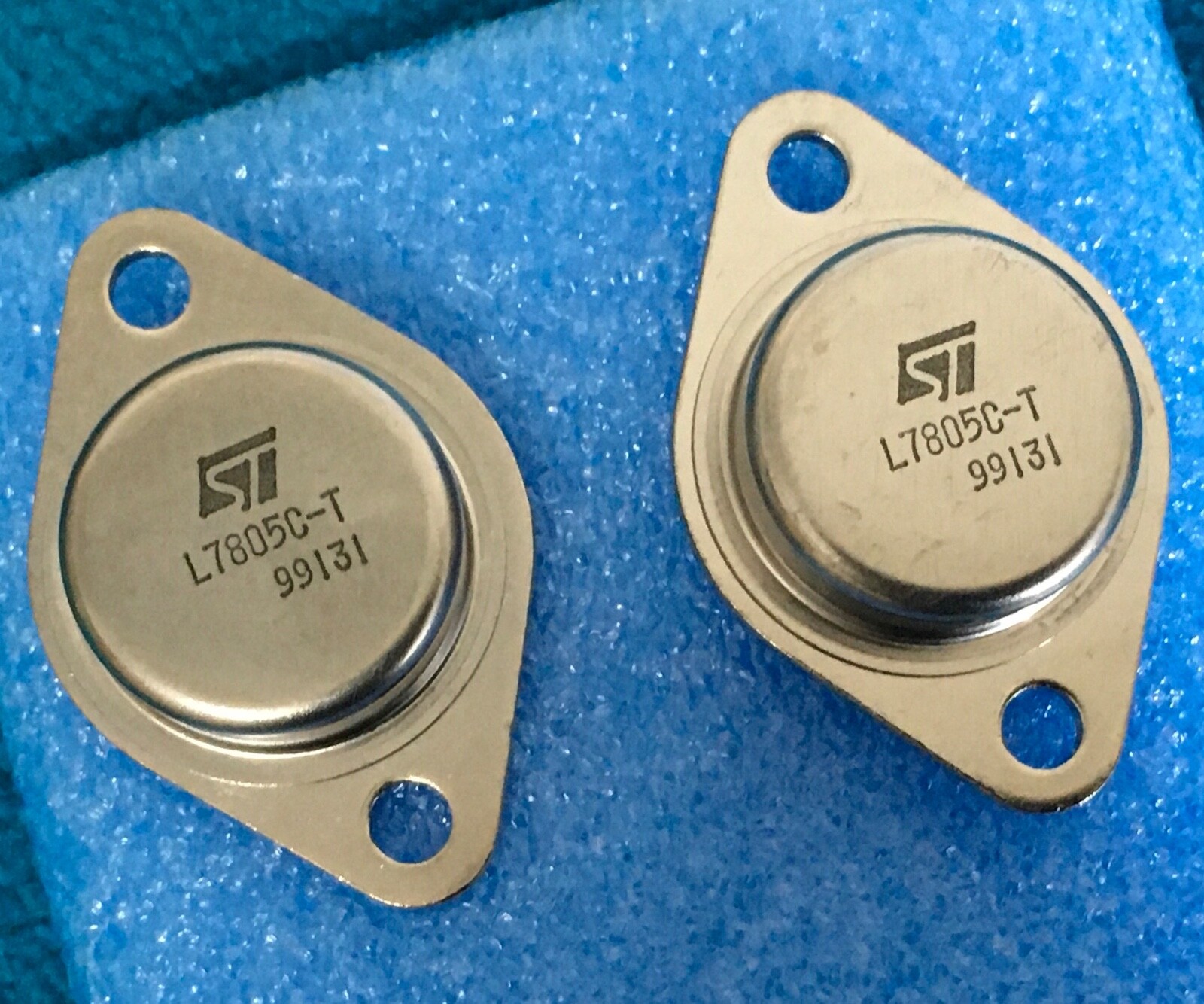 L7805C-T ST 2pz (you get 2pcs)