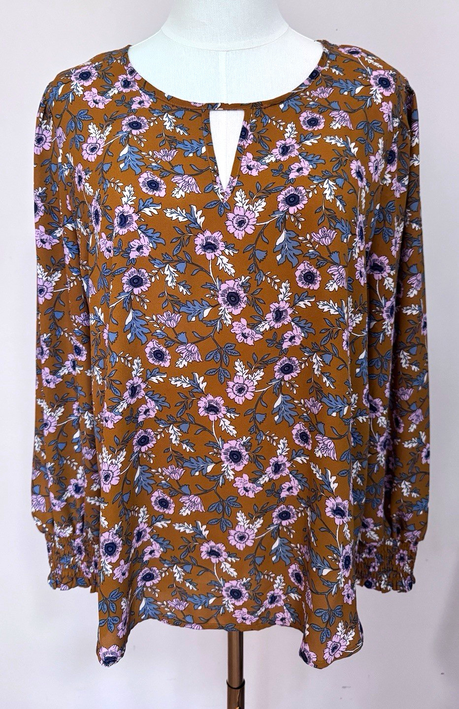 Pleione Women’s Brown Floral Keyhole Neck Long Sleeve Smocked Cuff Blouse M Pleione Women’s Brown Floral Keyhole Neck Long Sleeve Smocked Cuff Blouse M