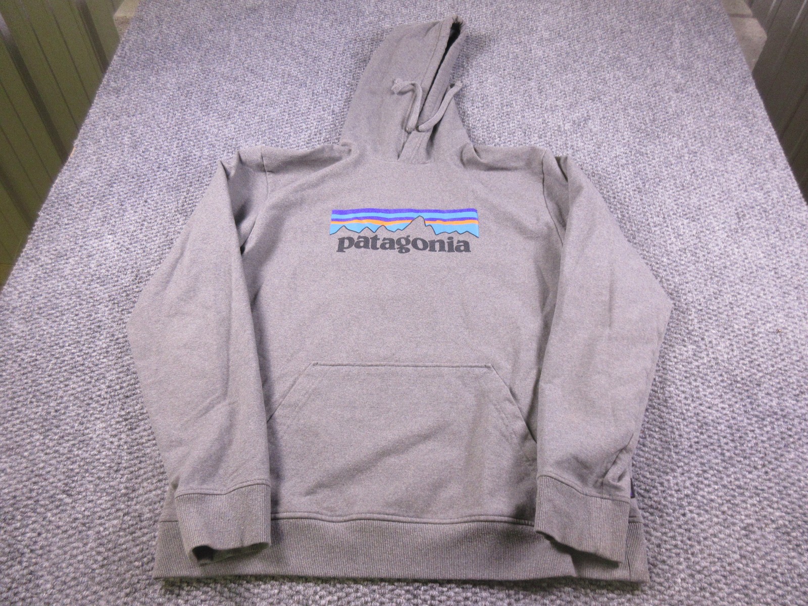 Patagonia Hoodie Mens Large Gray Pullover Fleece Sweatshirt Kangaroo P-6 Logo