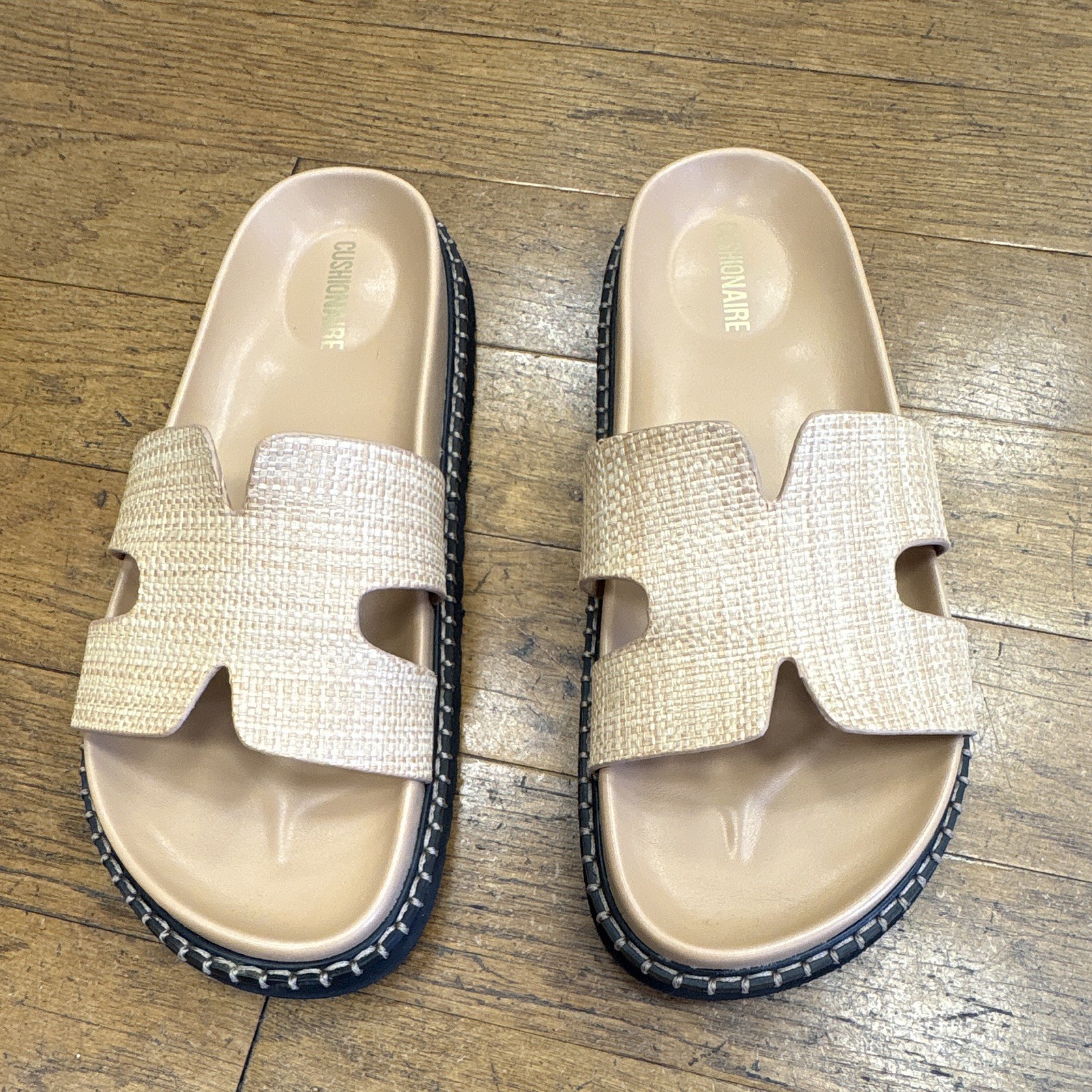 CUSHIONAIRE Women\'s Slide Sandal Beige Slip-On Cushioned Rubber Sole Size 9.5