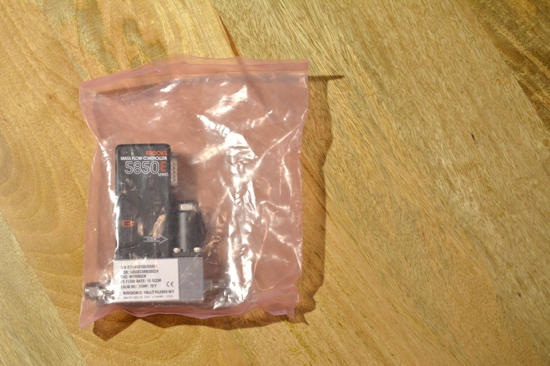 NEW Brooks 5850E Mass Flow Controller N2 0-10 SCCM 5850EC4BB3DG2A