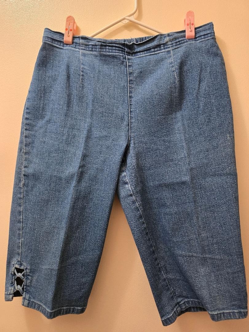 Croft & Barrow Pull On Light Blue Jean Capris Size 12P Croft & Barrow Pull On Light Blue Jean Capris Size 12P