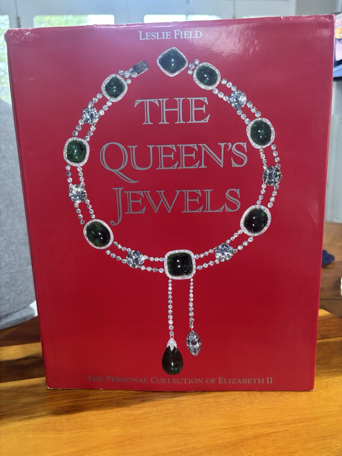 Vintage The Queen\'s Jewels HC Illustrated w/Dust Jacket Leslie Field 1987