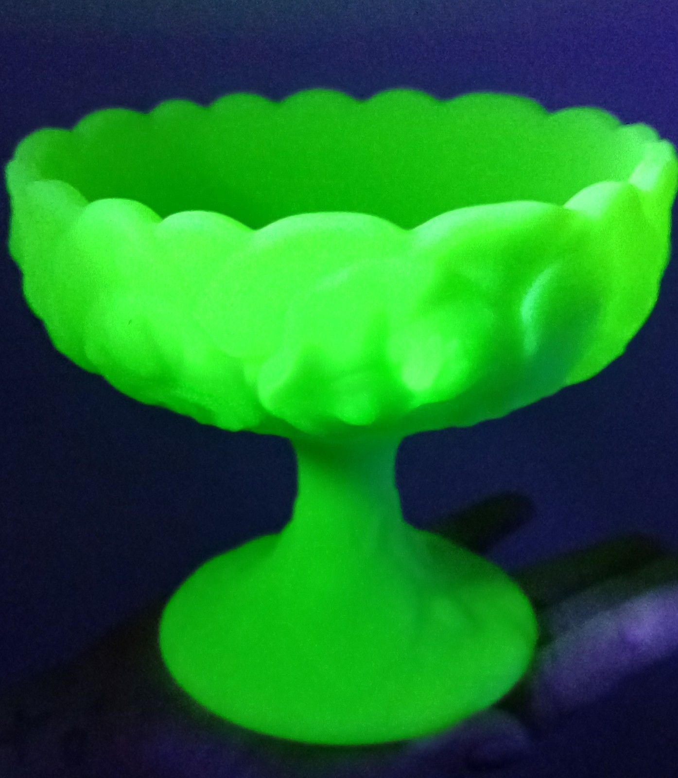 VTG Fenton Water Lily Satin Lime Green Custard Glass GLOW UV REACTIVE VTG Fenton Water Lily Satin Lime Green Custard Glass GLOW UV REACTIVE