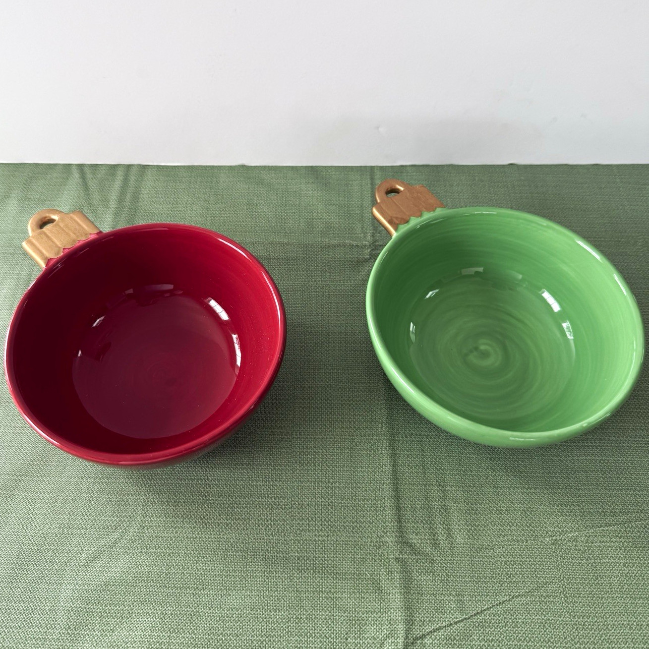 Le Gourmet Chef Ceramic Christmas Balls Bowl Set 2pc Red Green 2005 MPN 2005 Le Gourmet Chef Ceramic Christmas Balls Bowl Set 2pc Red Green 2005 MPN 2005
